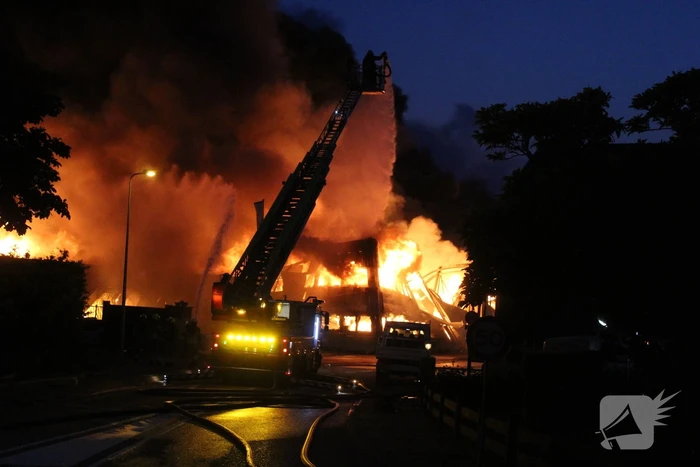 Enorme brand in houthandel