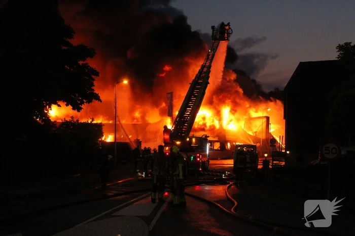 Enorme brand in houthandel