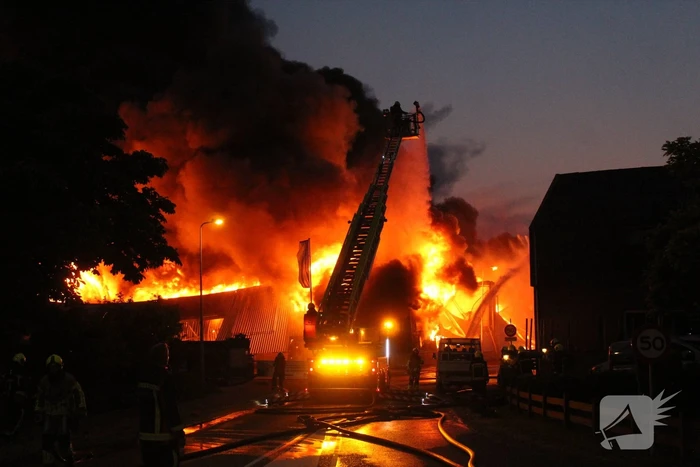 Enorme brand in houthandel