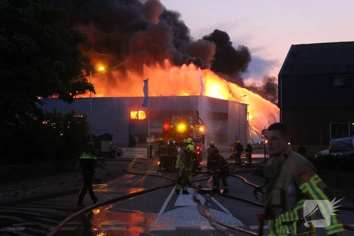 Enorme brand in houthandel