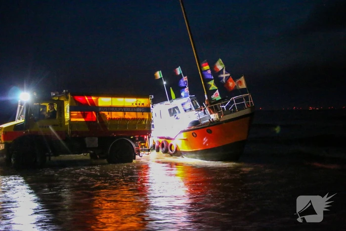 Boot vastgelopen op kust