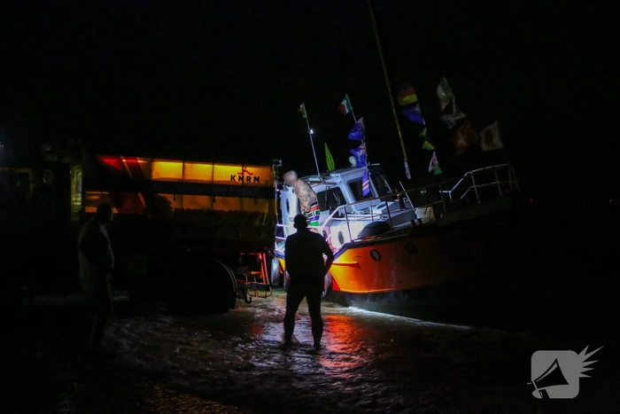 Boot vastgelopen op kust