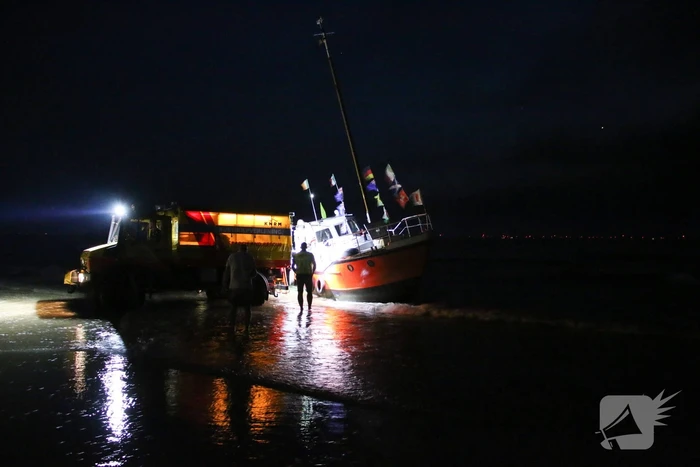 Boot vastgelopen op kust