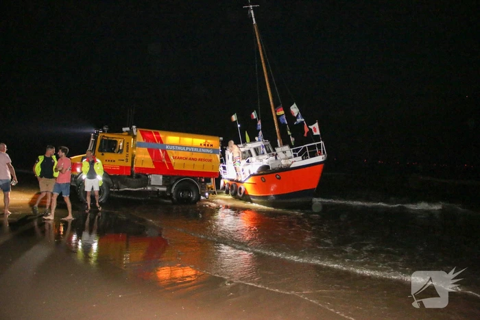 Boot vastgelopen op kust
