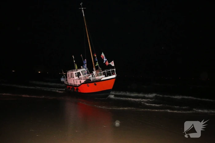 Boot vastgelopen op kust