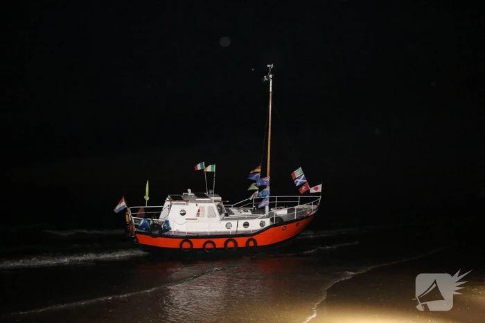 Boot vastgelopen op kust