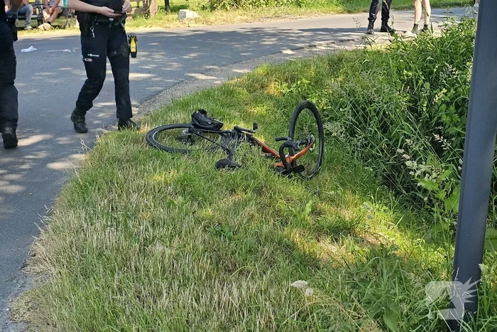 Fietser zwaargewond bij aanrijding met bestelbus