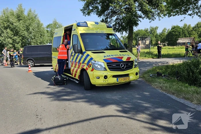 Fietser zwaargewond bij aanrijding met bestelbus