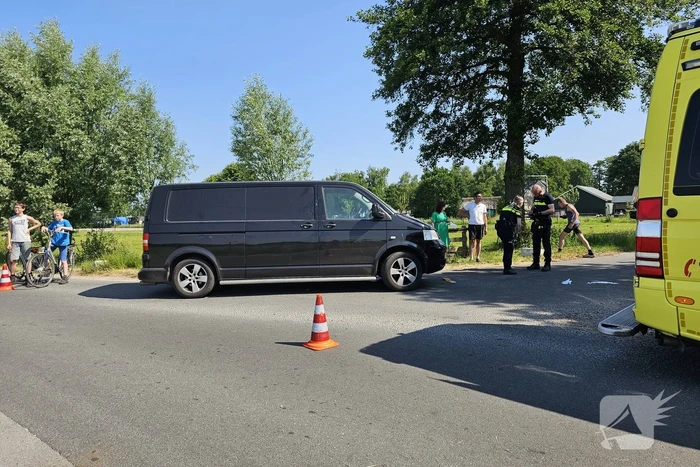 Fietser zwaargewond bij aanrijding met bestelbus