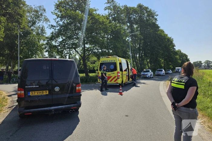Fietser zwaargewond bij aanrijding met bestelbus