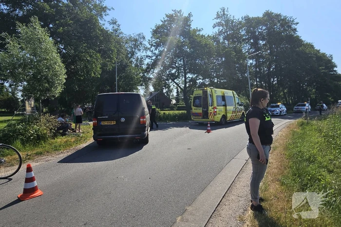 Fietser zwaargewond bij aanrijding met bestelbus