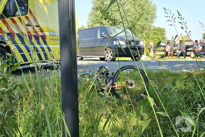 Fietser zwaargewond bij aanrijding met bestelbus