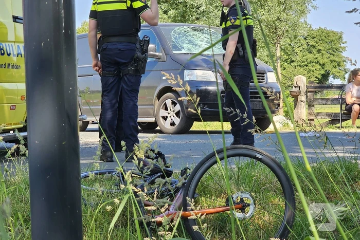 Fietser zwaargewond bij aanrijding met bestelbus