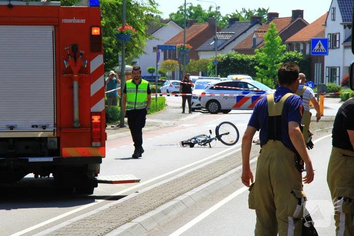 Fietser ernstig gewond bij aanrijding met busje