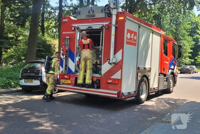 Brandweer controleert auto na brandmelding