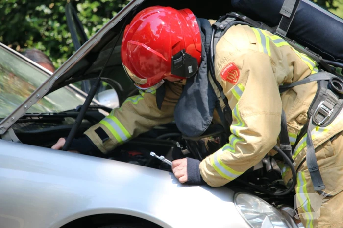 Brandweer controleert auto na brandmelding