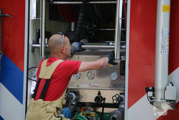 Brandweer controleert auto na brandmelding
