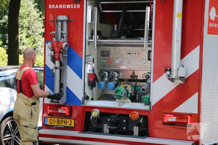 Brandweer controleert auto na brandmelding