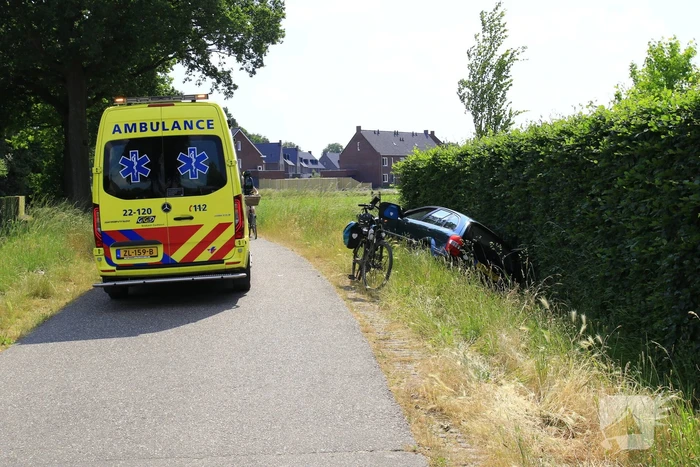 Auto in sloot tijdens keren bij landbouwsluis