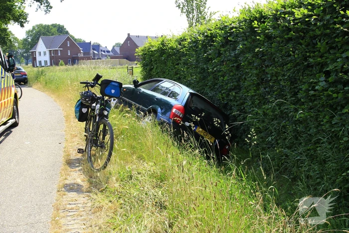 Auto in sloot tijdens keren bij landbouwsluis