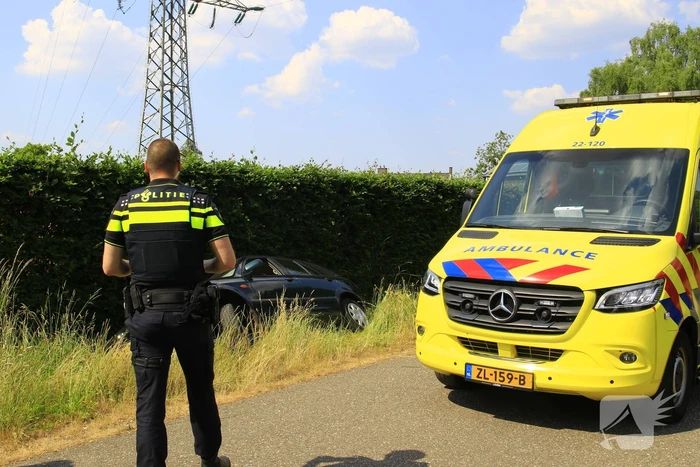 Auto in sloot tijdens keren bij landbouwsluis
