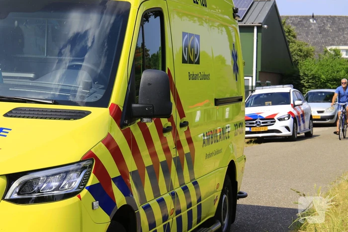 Auto in sloot tijdens keren bij landbouwsluis