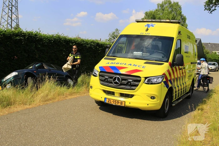 Auto in sloot tijdens keren bij landbouwsluis