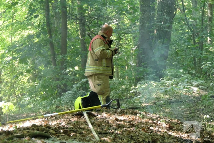Brandweer blust smeulende delen in duingebied