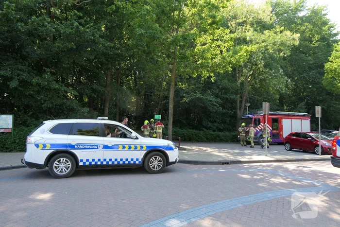 Brandweer blust smeulende delen in duingebied
