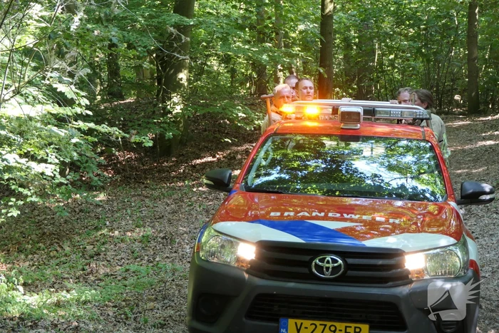 Brandweer blust smeulende delen in duingebied