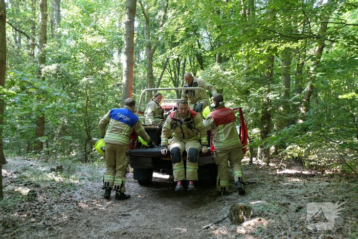 Brandweer blust smeulende delen in duingebied