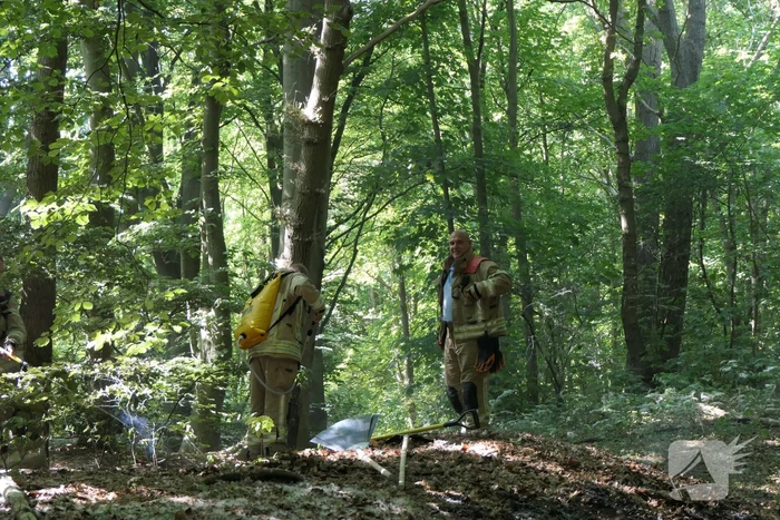Brandweer blust smeulende delen in duingebied