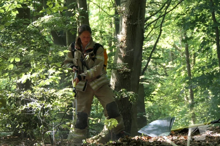 Brandweer blust smeulende delen in duingebied