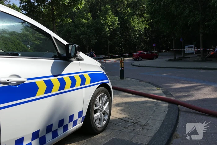 Brandweer blust smeulende delen in duingebied