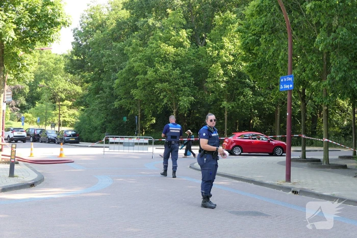 Brandweer blust smeulende delen in duingebied