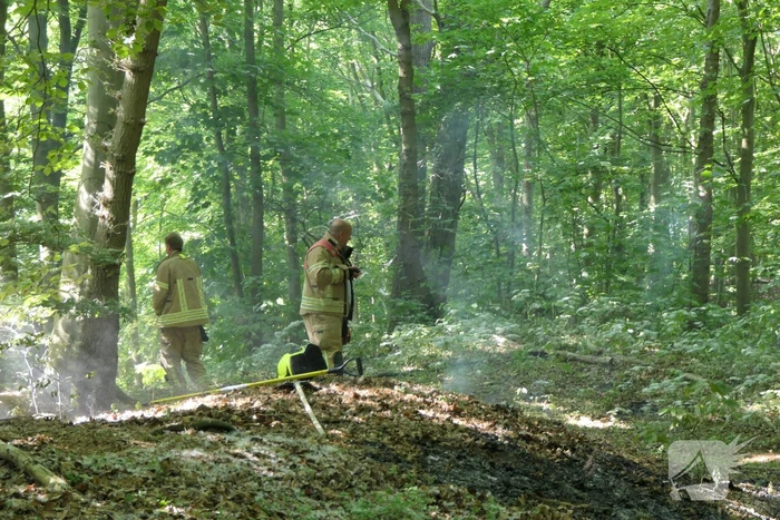 Brandweer blust smeulende delen in duingebied