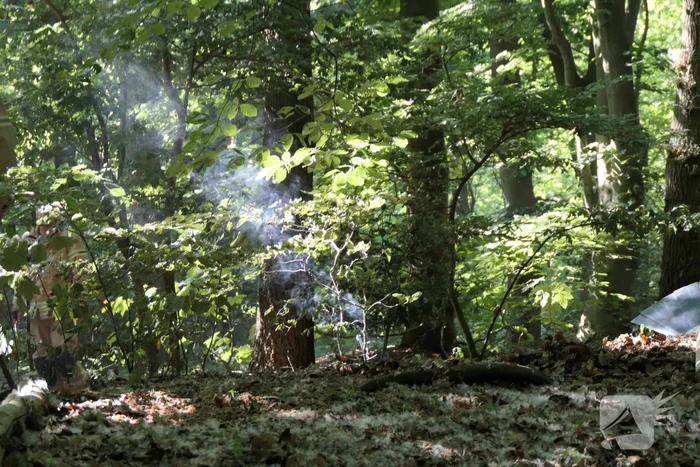 Brandweer blust smeulende delen in duingebied
