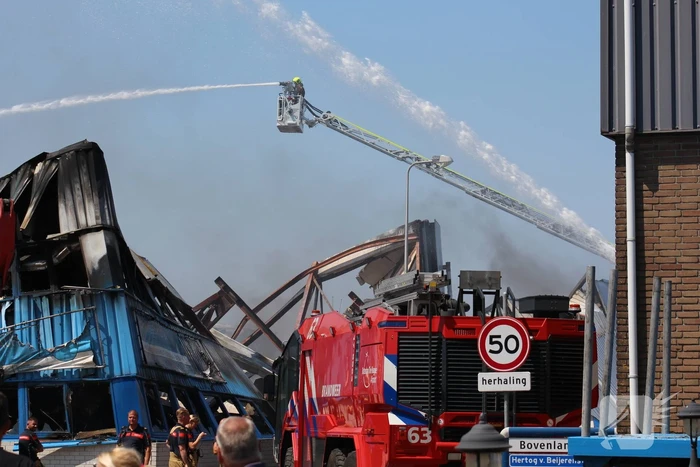Crashtender ingezet bij nablussen zeer grote industriebrand