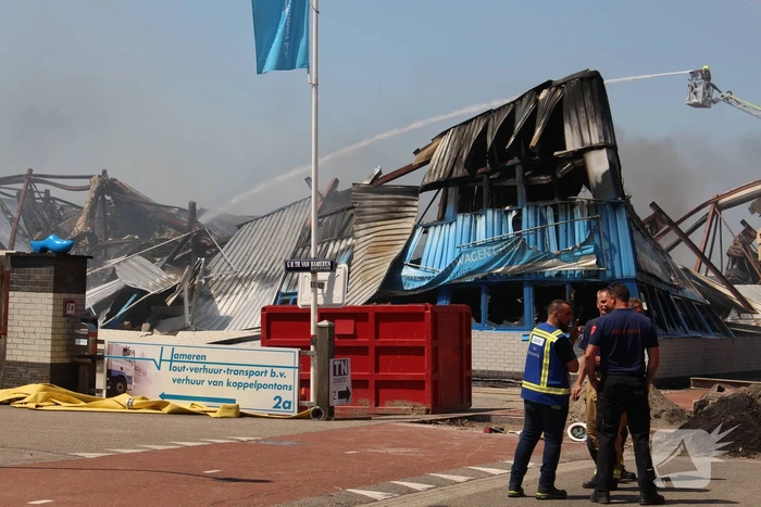 Crashtender ingezet bij nablussen zeer grote industriebrand