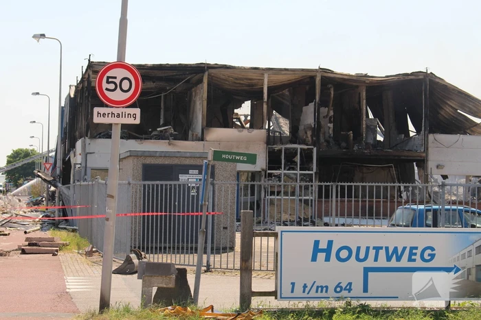 Crashtender ingezet bij nablussen zeer grote industriebrand