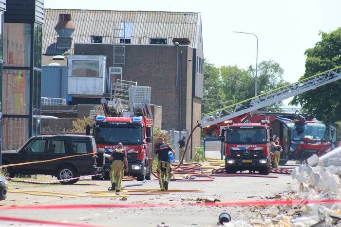 Crashtender ingezet bij nablussen zeer grote industriebrand