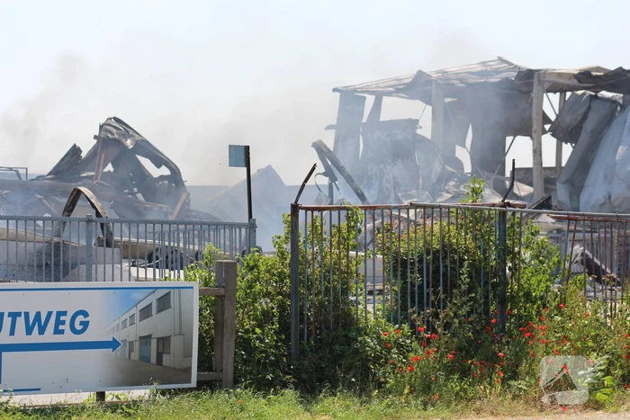 Crashtender ingezet bij nablussen zeer grote industriebrand