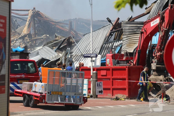 Crashtender ingezet bij nablussen zeer grote industriebrand