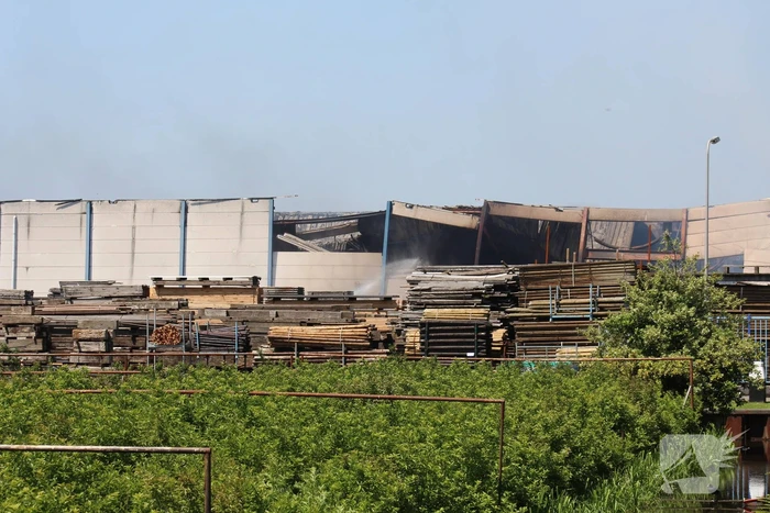 Crashtender ingezet bij nablussen zeer grote industriebrand