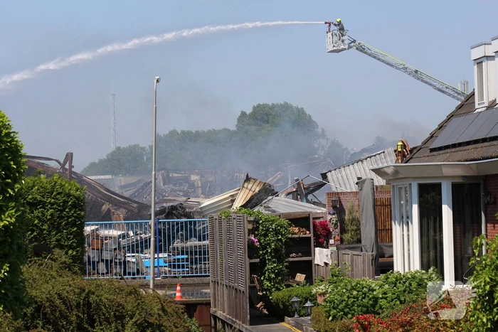 Crashtender ingezet bij nablussen zeer grote industriebrand