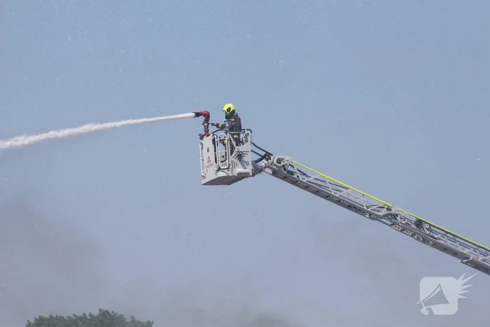 Crashtender ingezet bij nablussen zeer grote industriebrand