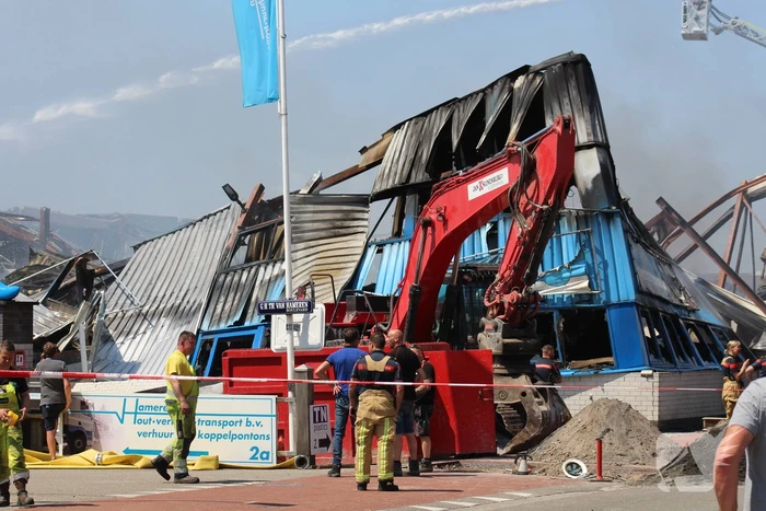 Crashtender ingezet bij nablussen zeer grote industriebrand
