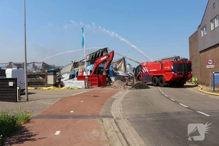 Crashtender ingezet bij nablussen zeer grote industriebrand