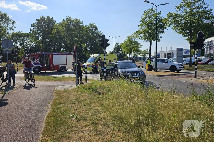 Twee auto's botsen op kruising