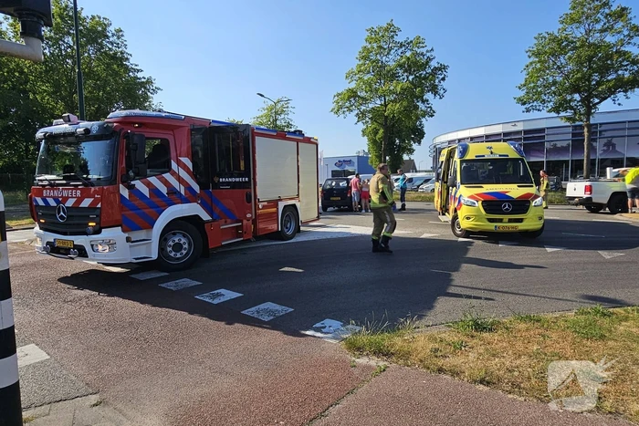Twee auto's botsen op kruising